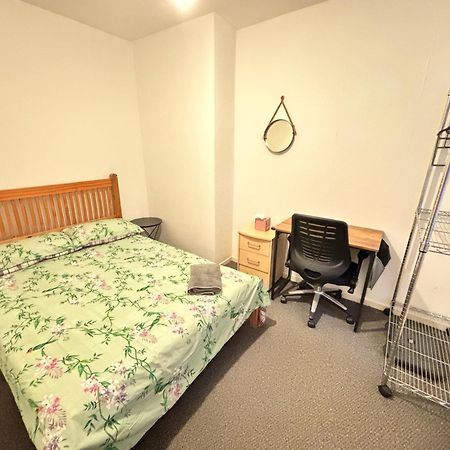 Entire 3 Bedroom House- Free Parking Ліверпуль Екстер'єр фото
