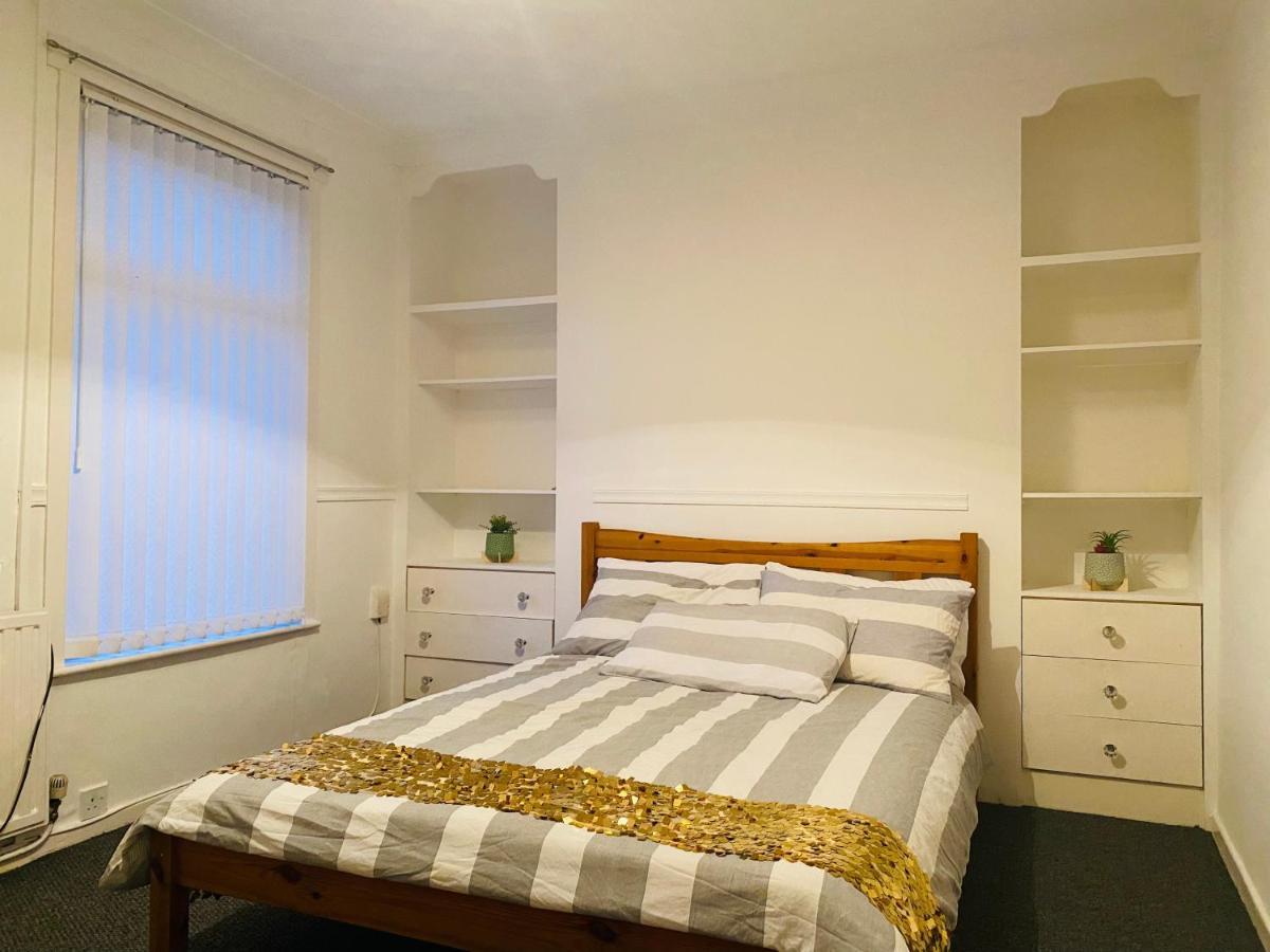 Entire 3 Bedroom House- Free Parking Ліверпуль Екстер'єр фото