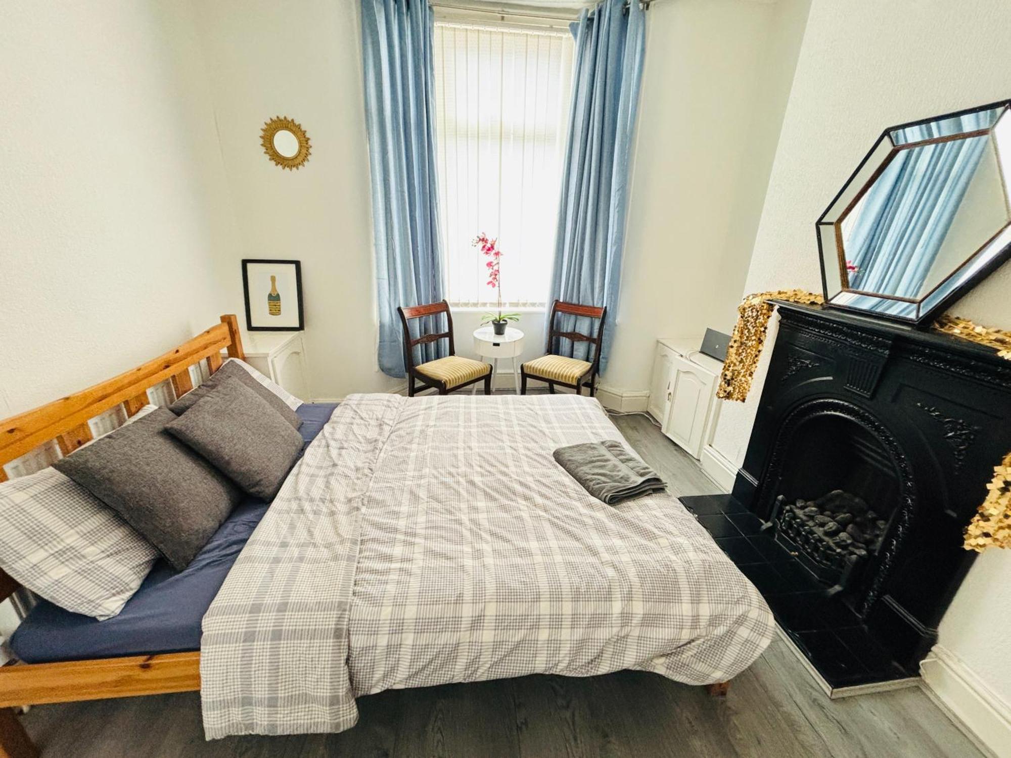 Entire 3 Bedroom House- Free Parking Ліверпуль Екстер'єр фото