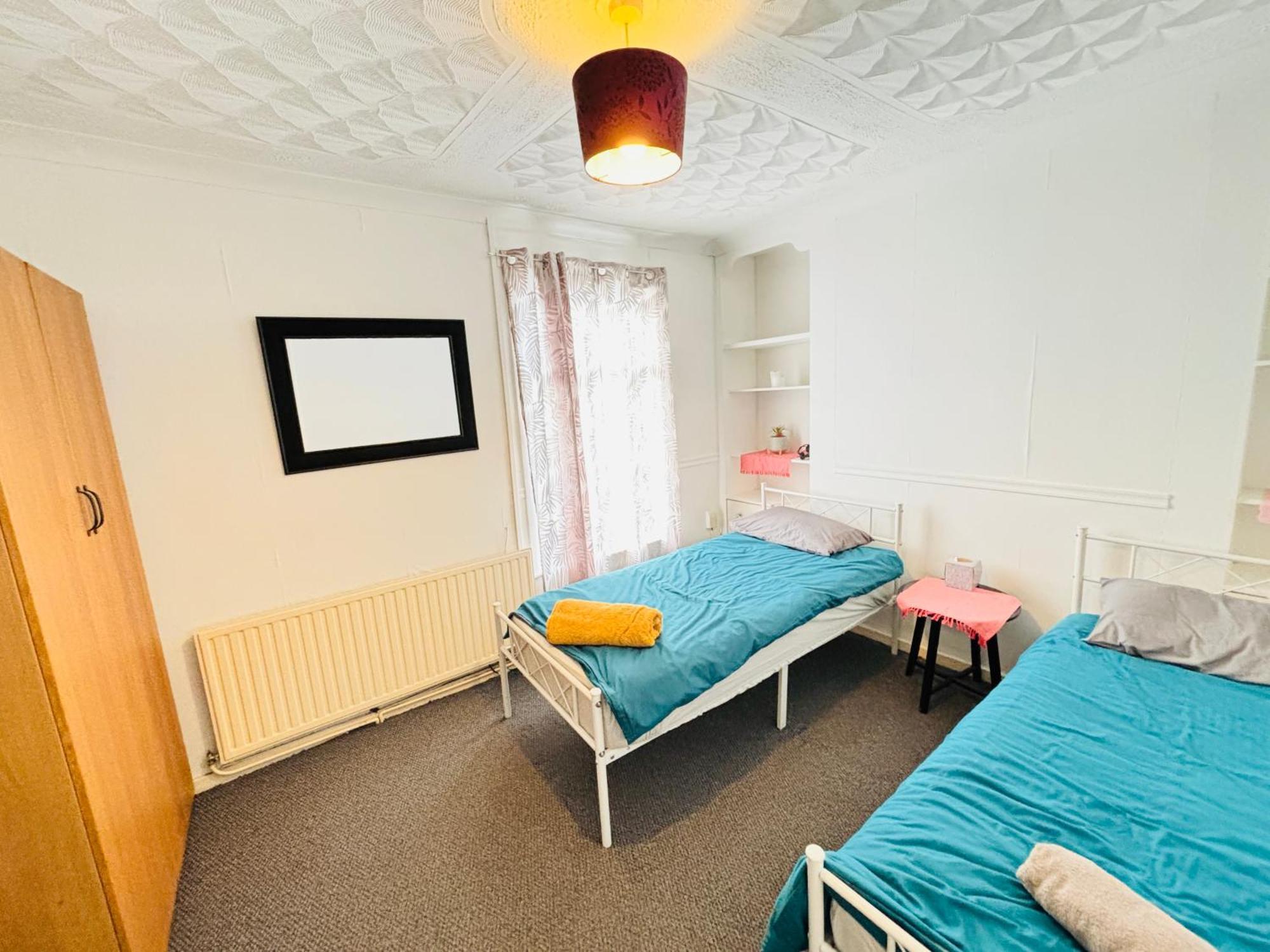 Entire 3 Bedroom House- Free Parking Ліверпуль Екстер'єр фото