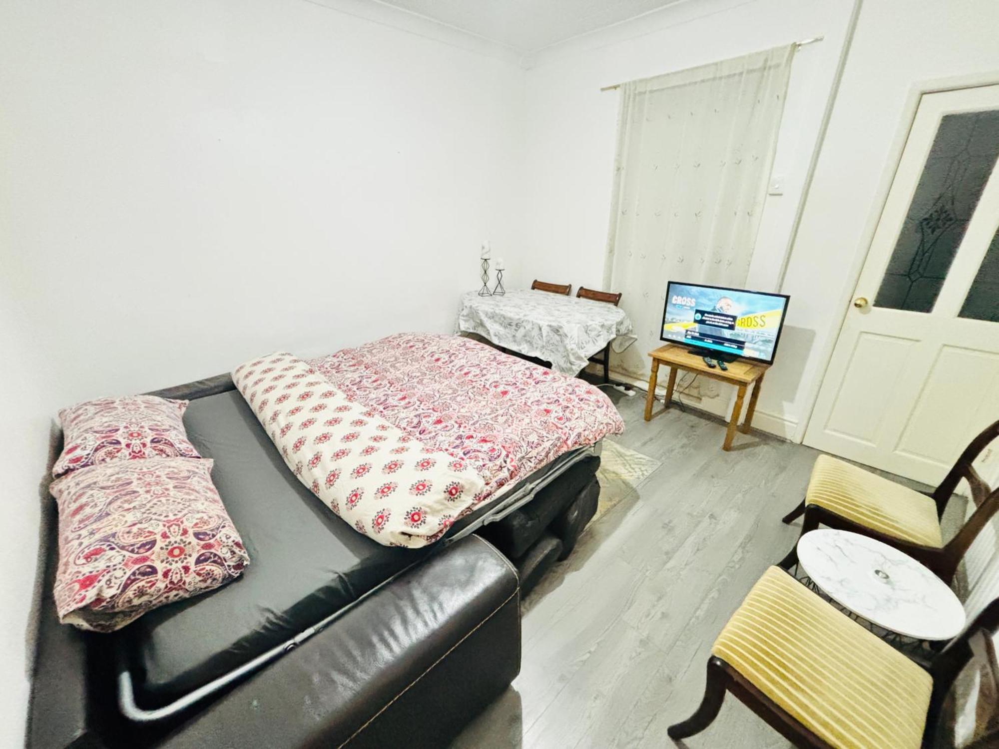 Entire 3 Bedroom House- Free Parking Ліверпуль Екстер'єр фото